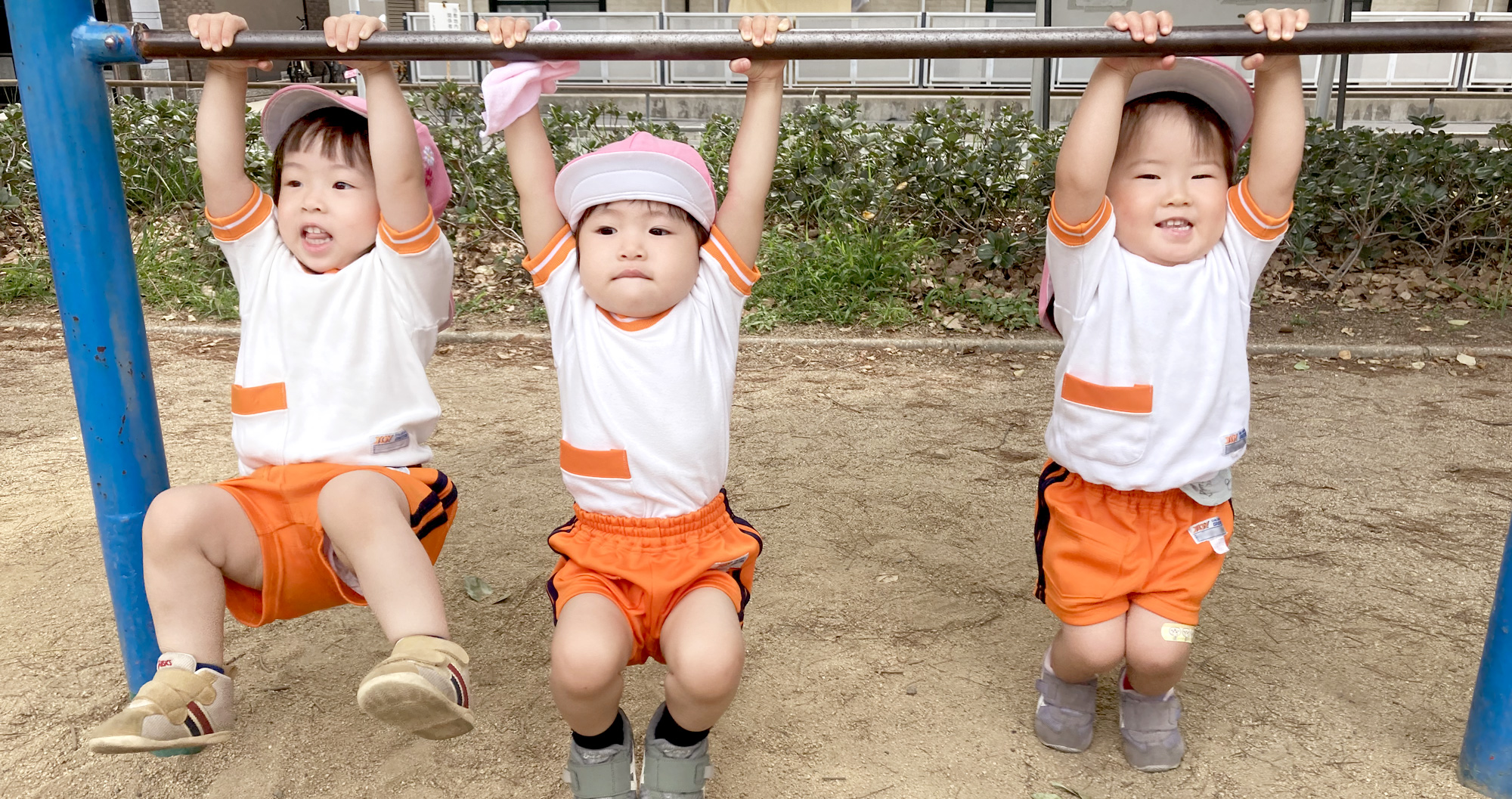 子供が鉄棒にぶら下がっている様子