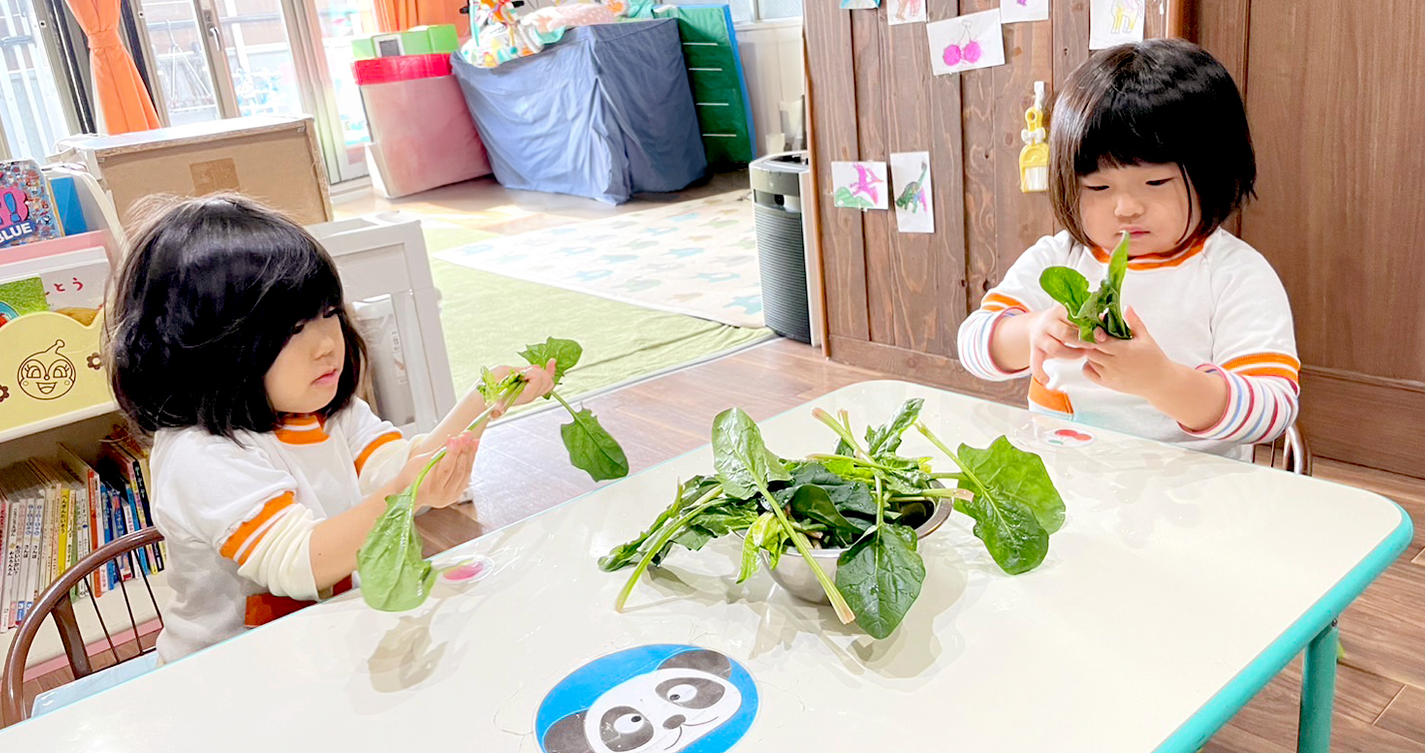 子供が野菜を選んでいる様子