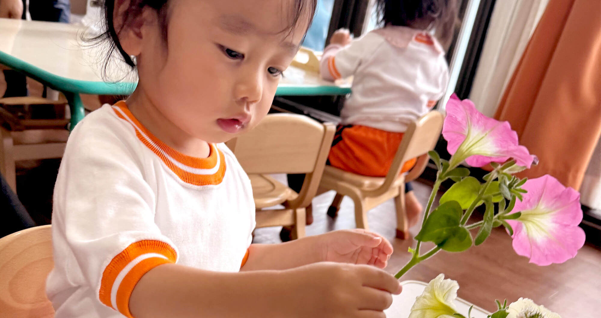 子供がモンテッソーリ教育で学んでいる様子